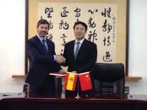 España y China firman de forma provisional un Protocolo para la exportación de melocotones y ciruelas españolas