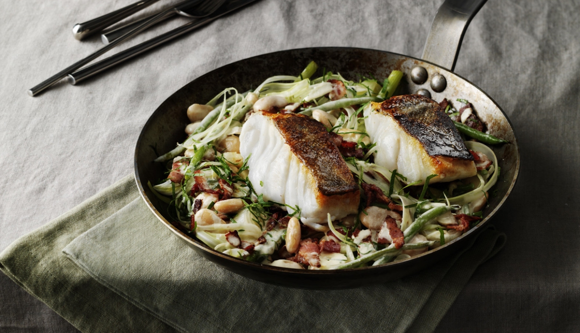 Skrei a la sartén con judías, bacon e hinojo