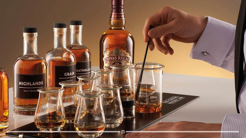 Elabora tu propio blended con Chivas Lab, el laboratorio para los amantes del whisky  