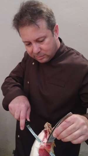 Dije un día, tengo dotes para ser cortador de jamón y lo voy a demostrar