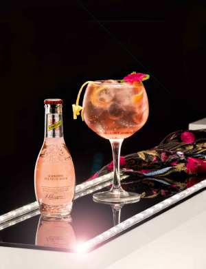 Schweppes presenta en el Kissing Room de la Madrid Fashion Week una colección de cócteles y combinados basados en las tendencias de la moda que se verán estos días sobre la pasarela