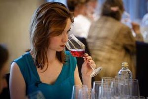 Los hábitos de la mujer que bebe vino en España: lo compran y prefieren tinto