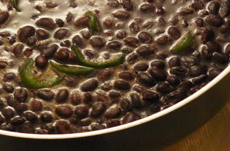 Potaje de frijoles negros con viandas