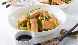 Salteado de Salmón Noruego fresco y verduras