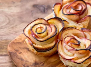 Rosas de manzana y hojaldre