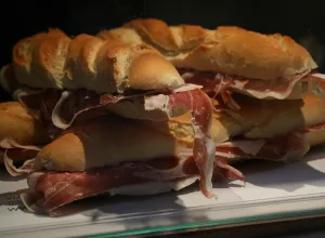 bocadillo jamón joselit