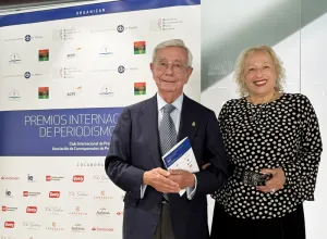 La Academia Iberoamericana de Gastronomía recibe el Premio ACPI a la Comunicación 2023. En la foto, Rafael Ansón con la presidenta de ACPI, Sully Fuentes.