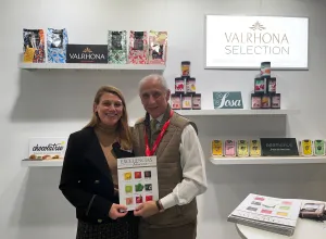 En el marco de Madrid Fusión, José Carlos De Santiago, vicepresidente de la Academia Iberoamericana de Gastronomía y presidente del Grupo Excelencias, intercambió con Sasha Baron responsable comercial HORECA distribución de Valrhona, una empresa comprometida con el chocolate responsable.