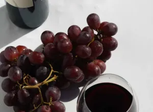 uvas y vino