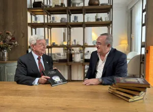 Rafael Ansón con Xavier Pont, presidente de Pastoret, presentando el libro “El yogur en la gastronomía del siglo XXI”. (Foto: Rafael Ansón)