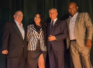 En la foto: Kenia Borges, cantinera ganadora del campeonato mundial junto a Jose Carlos De Santiago, Presidente del Grupo Excelencias; Eddis Naranjos, presidente de la Asociación de Cantineros de Cuba (ACC) y Rafa Malén, Presidente Honorario y Asesor de la ACC