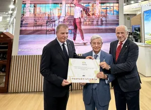 Rafael Ansón y José Carlos de Santiago, presidente y vicepresidente de la AIBG, haciendo entrega de la Capitalidad de la Coctelería a Juan Carlos García Granda, ministro de Turismo de Cuba. (Foto: AIBG)