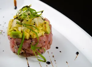 tartar de salmón y aguacate