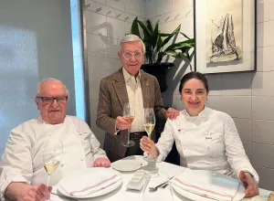 Rafael Ansón con Juan Mari y Elena Arzak en su restaurante de San Sebastián. (Foto: Rafael Ansón)