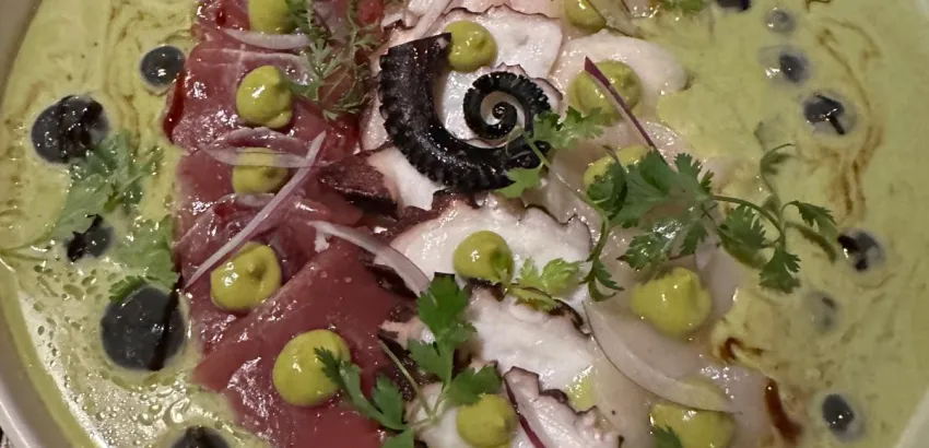 Pulpo y atún rojo marinados en salsa de leche de tigre al coco