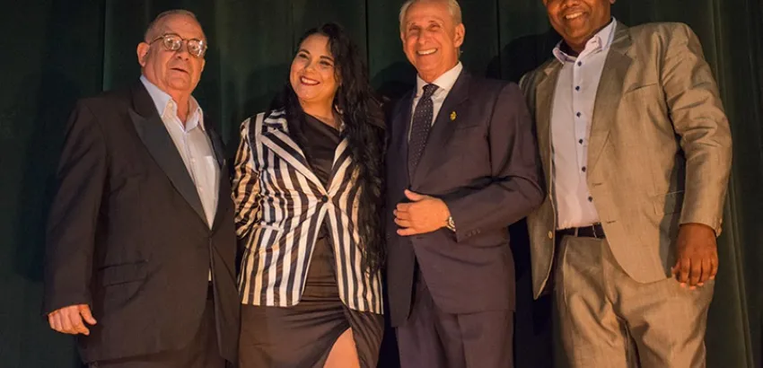 En la foto: Kenia Borges, cantinera ganadora del campeonato mundial junto a Jose Carlos De Santiago, Presidente del Grupo Excelencias; Eddis Naranjos, presidente de la Asociación de Cantineros de Cuba (ACC) y Rafa Malén, Presidente Honorario y Asesor de la ACC