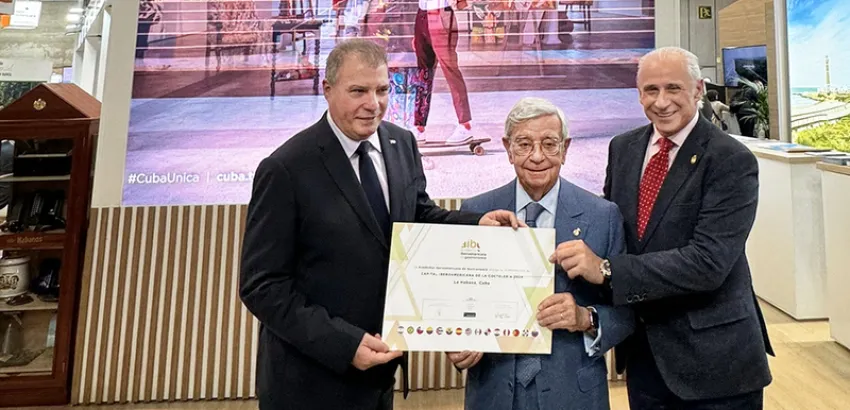 Rafael Ansón y José Carlos de Santiago, presidente y vicepresidente de la AIBG, haciendo entrega de la Capitalidad de la Coctelería a Juan Carlos García Granda, ministro de Turismo de Cuba. (Foto: AIBG)