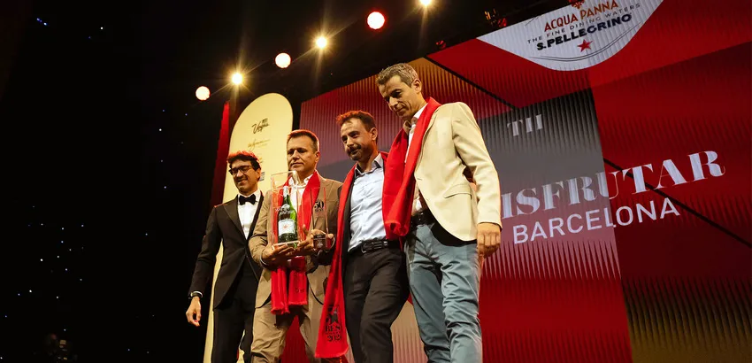 Oriol Castro, Eduard Xatruch y Mateu Casañas, chefs de Disfrutar, en la ceremonia de entrega de los 50 Best. (Foto: 50 Best)