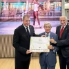 Rafael Ansón y José Carlos de Santiago, presidente y vicepresidente de la AIBG, haciendo entrega de la Capitalidad de la Coctelería a Juan Carlos García Granda, ministro de Turismo de Cuba. (Foto: AIBG)